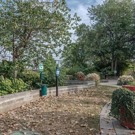 Riverfront Charm - A Scenic Downtown For 6 Holiday home *