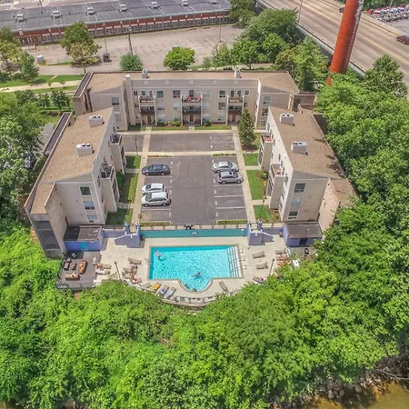 Holiday home Riverfront Charm - A Scenic Downtown For 6 *