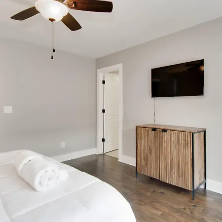 Couple Townhome Getaway Near East Nashville