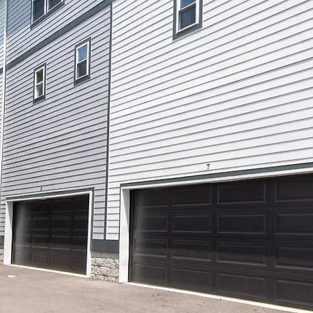 Couple Townhome Getaway Near East Holiday home *