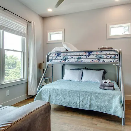 Holiday home Modern Duplex - 1 Mile From Robust Nightlife