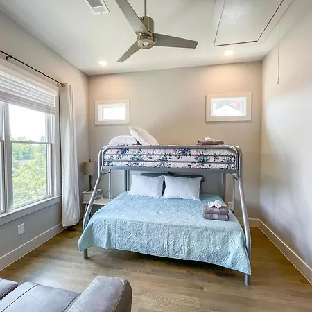 Modern Duplex - 1 Mile From Robust Nightlife Holiday home *