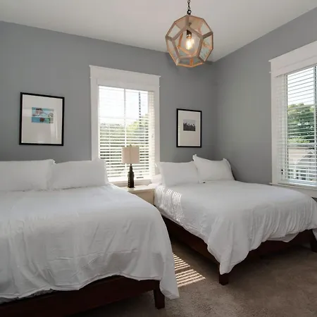Private Backyard - Near Bicentennial Park Holiday home *