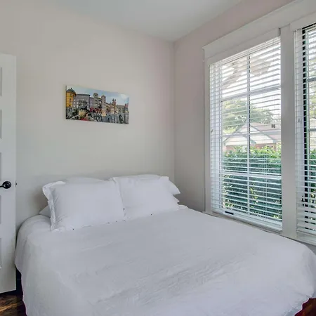 Private Backyard - Near Bicentennial Park