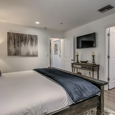 Riverfront Minutes From Broadway Holiday home