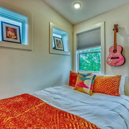 Beautiful Balcony Sleeps 12 4 Miles From Broadway Nashville