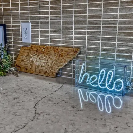 Beautiful Balcony Sleeps 12 4 Miles From Broadway Nashville