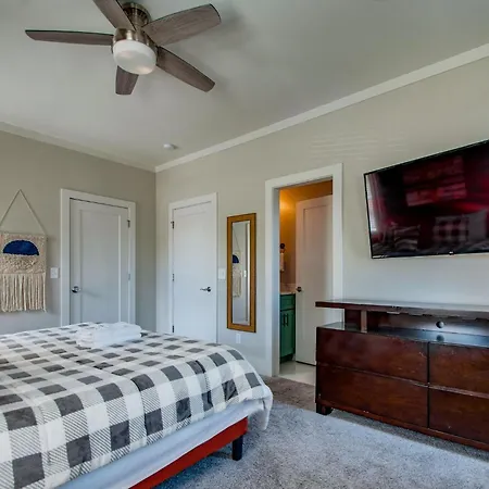 Charming - Near Dt Pet Friendly Holiday home *