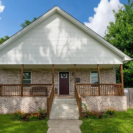 Centrally Located Cozy Pet Friendly Holiday home