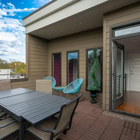 Modern 2 Bdr Townhome Minutes From Downtown Holiday home *