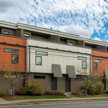 Modern 2 Bdr Townhome Minutes From Downtown Holiday home *