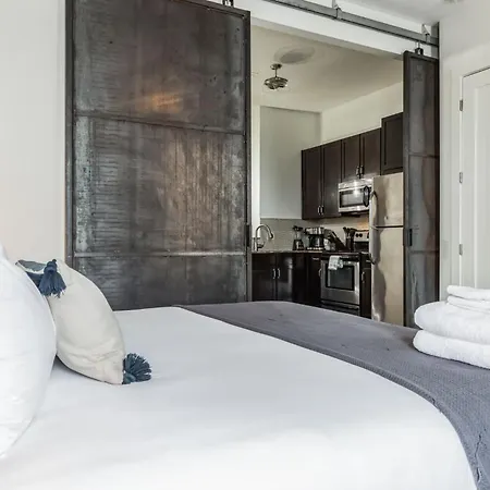 Chic And Modern West End Living Holiday home *