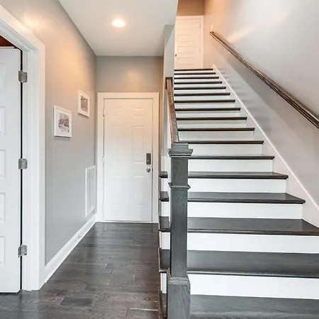 Pet-friendly Abode W/ Balcony In East Nashville!