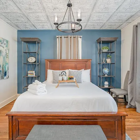 - 1815 Pearl St *