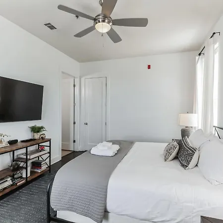 1 Bdr Loft Centrally Located In West End Holiday home Nashville