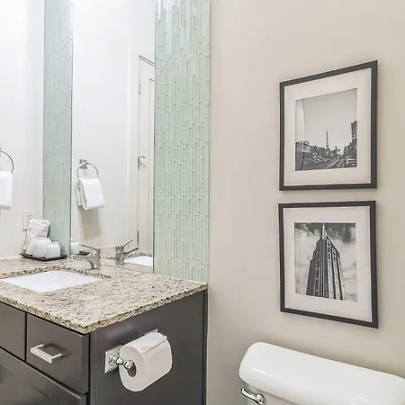 Holiday home Chic For 4 Near West End