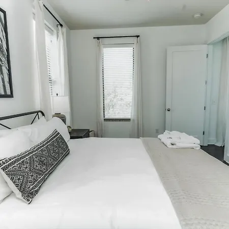 Couple's Retreat Near Vanderbilt Holiday home *