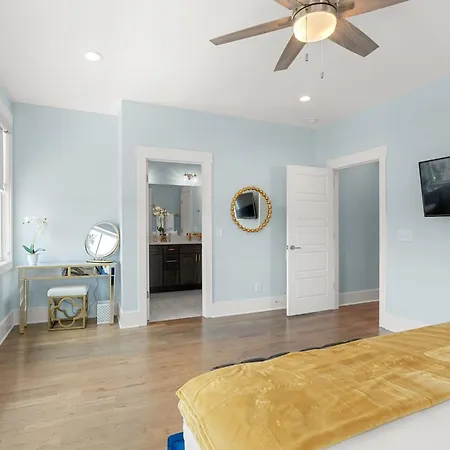 Chic Townhome For 8 W Rooftop Holiday home