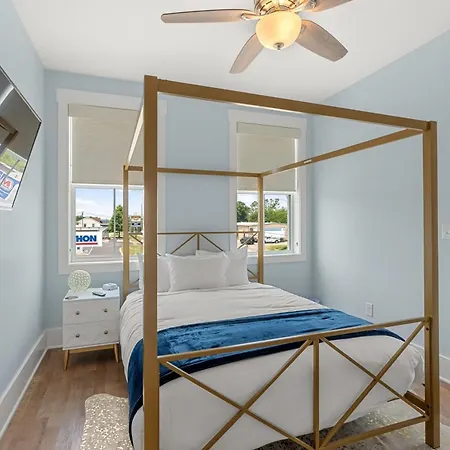 Chic Townhome For 8 W Rooftop Holiday home *