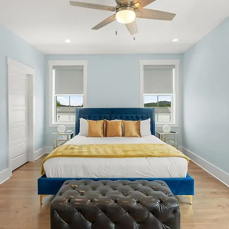 Chic Townhome For 8 W Rooftop Holiday home *