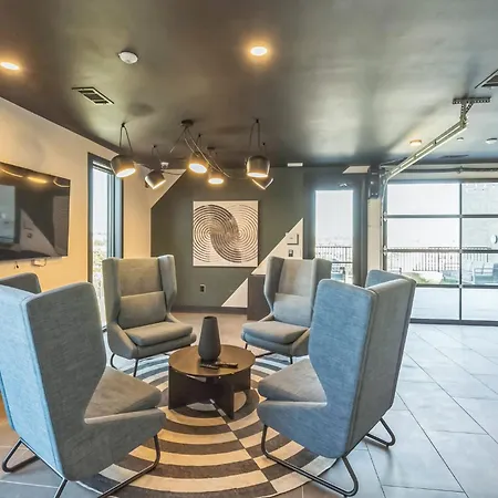 Gorgeous For 8 With Rooftop & Gym Near Dt Apartment