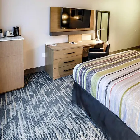 Hotel Country & By Radisson Airport Tn 4*