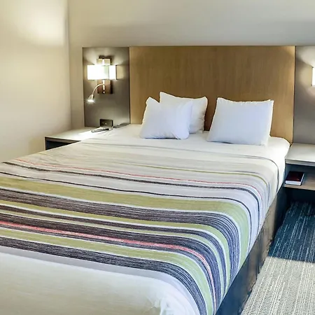 Country & By Radisson Airport Tn Hotel