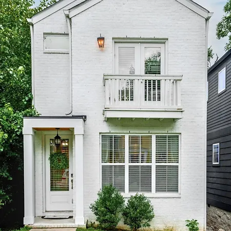 Holiday home Downtown Oasis Sleeps 12 And 1 And A Half Miles To Broadway