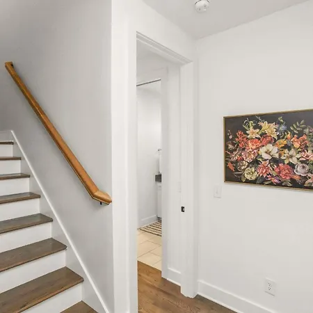 Charm Near Broadway In Walkable 8th Ave S Holiday home Nashville