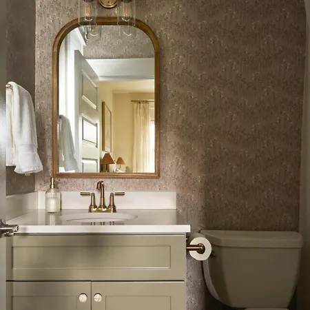 *new* East Luxe Townhouse, Sleeps 6 Holiday home