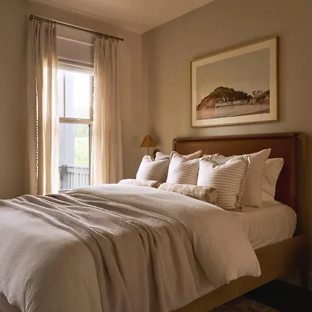 *new* East Luxe Townhouse, Sleeps 6
