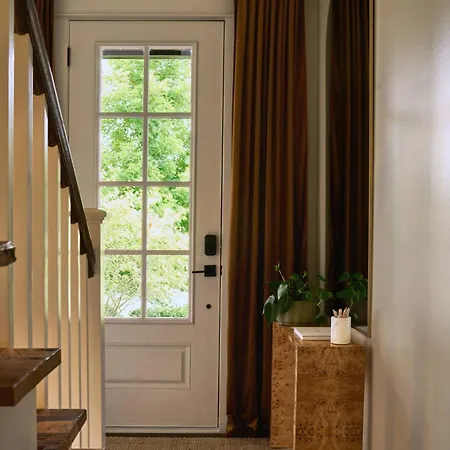 *new* East Luxe Townhouse, Sleeps 6 Holiday home Nashville