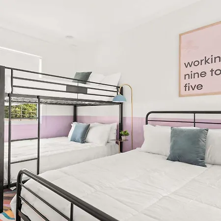 The Dolly House 8br Sleeps 24 5min To Dt Holiday home *