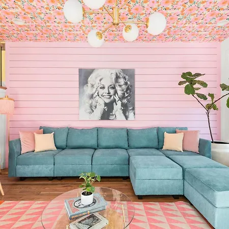 The Jolene Bubbly Bar With Views 5min To Dt Holiday home Nashville
