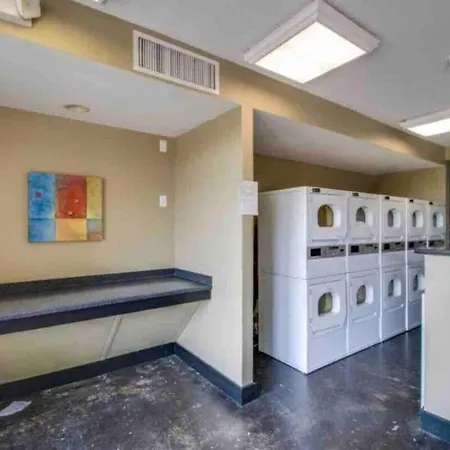 Uncork And Unwind Free Parking Pool Walk To Broadway! Apartment