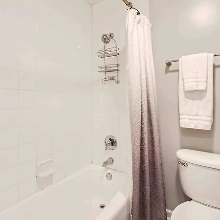 Apartment Uncork And Unwind Free Parking Pool Walk To Broadway!