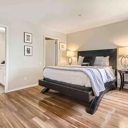 Uncork And Unwind Free Parking Pool Walk To Broadway! Apartment