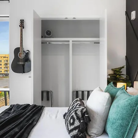 Riverview With Garage And Balcony And Walk Downtown *