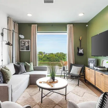 Riverview With Garage And Balcony And Walk Downtown