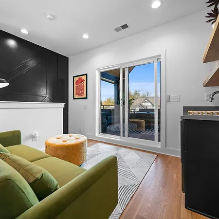 Rooftop Lounge 2 Miles From Broadway *