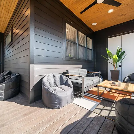 Rooftop Lounge 2 Miles From Broadway Holiday home