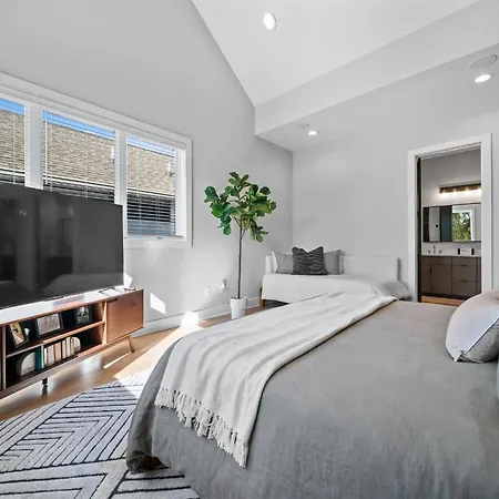 Rooftop Lounge 2 Miles From Broadway *