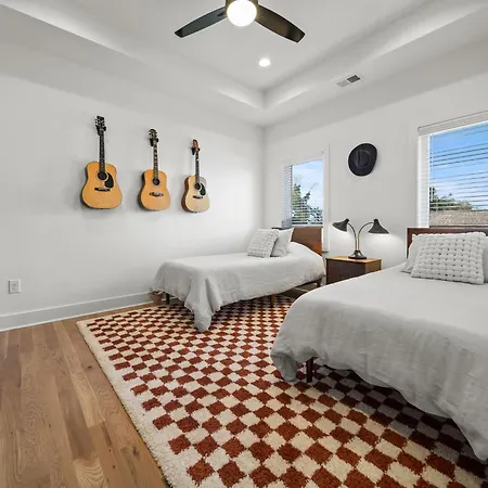 Holiday home Rooftop Lounge 2 Miles From Broadway *