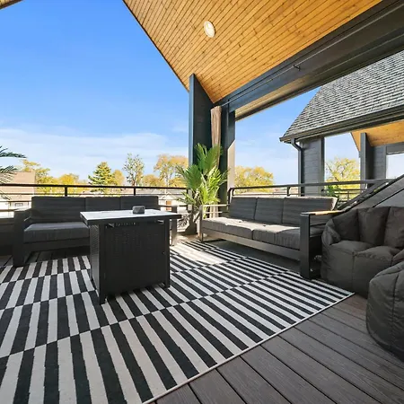 Rooftop Lounge 2 Miles From Broadway Nashville