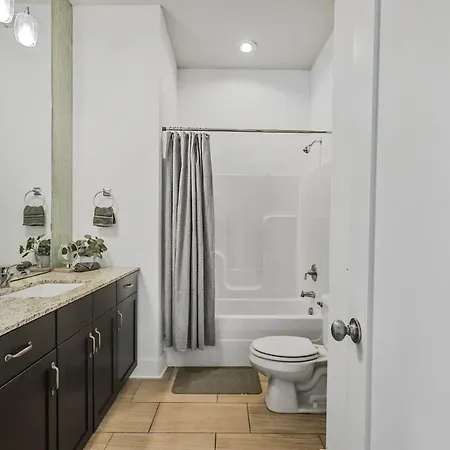 Stylish Midtown Near Vanderbilt & Parthenon *