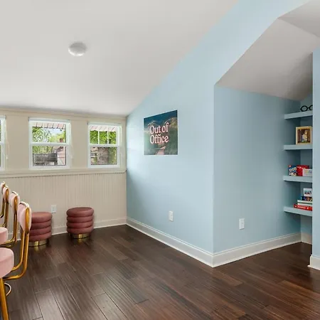 Holiday home 4 Bedroom House With Hot Tub And Backyard Close To Downtown *