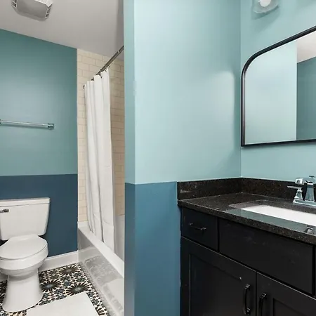 Holiday home 4 Bedroom House With Hot Tub And Backyard Close To Downtown *