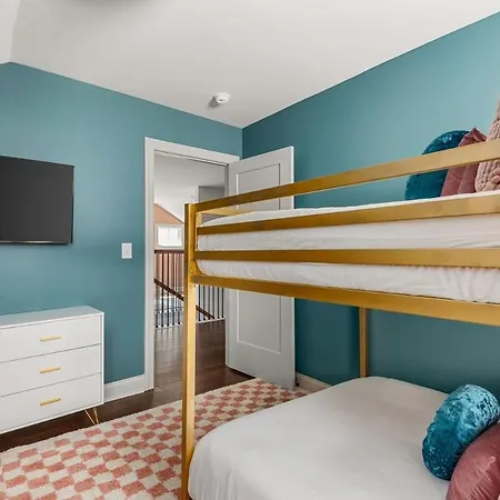4 Bedroom House With Hot Tub And Backyard Close To Downtown