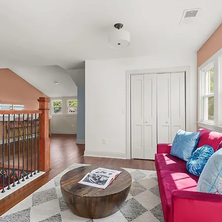 4 Bedroom House With Hot Tub And Backyard Close To Downtown *