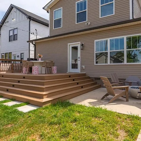 4 Bedroom House With Hot Tub And Backyard Close To Downtown Holiday home